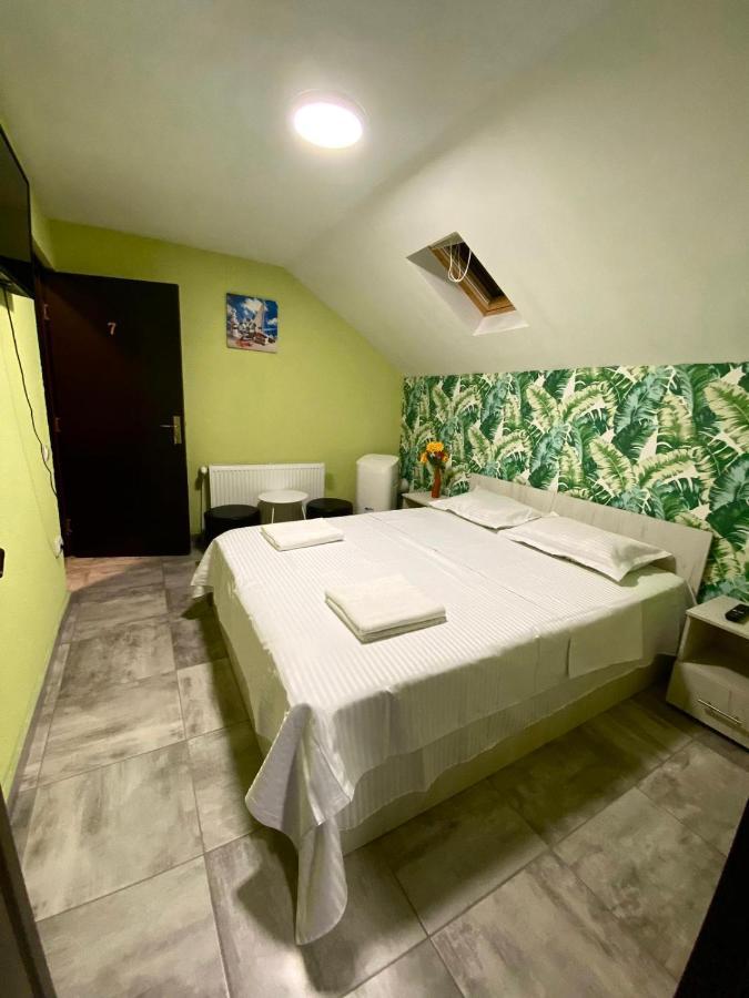 Vila Amalia Muntii Macinului Exterior foto